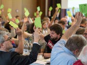 Abstimmung an der Delegiertenversammlung der Grünliberalen am Samstag in Spiez. (Bild: Keystone/PETER SCHNEIDER)