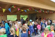 Der neue Unterstand beim Buochser Schulhaus Baumgarten wird eingeweiht. (Bild: Matthias Piazza (Buochs, 24. August 2018))