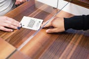 Ein Ausländerausweis B wird auf dem Gemeindeschalter ausgehändigt. Bild: Christian Beutler/Keystone (Glattfelden, 22. Januar 2015)