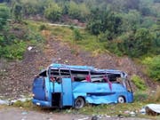 Der Unglücksbus stürzte 20 Meter einen Abhang hinunter. 13 Passagiere waren auf der Stelle tot. (Bild: KEYSTONE/EPA BULGARIAN GOVERNMENT/BULGARIAN MINISTRY OF INTERIOR)