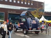 In einem kleinen Mobil legt Gössi von den Moped Lads seine Platten auf. (Bild: Michael Graber)