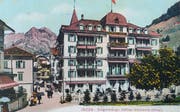 In der Folge von Queen Victorias Besuch wurden mehrere Hotels in der Region nach ihr benannt Im Bild: Postkarte des früheren Hotel Victoria in Engelberg um 1910 herum, später brannte das Hotel nieder. (Bild: PD)