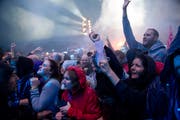 Im Ausnahmezustand: Die Fans lassen sich von den Toten Hosen mitreissen. (Bild: Corinne Glanzmann)