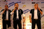 Der Auftritt des bekannten Männerchor «Heimweh» sorgte für einen grossen Publikumsaufmarsch. Im Bild Leadsänger Bernhard Betschart (Mitte) mit den beiden Tenorstimmen Ricardo (links) und Daniel. (Bilder: Richard Greuter (Engelberg, 25. August 2018))