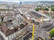Die Sperrung des Bahnhofplatzes in Zürich wurde am frühen Sonntagmorgen nach dem heftigen Gebäudebrand am Vortag wieder aufgehoben. (Bild: KEYSTONE/ENNIO LEANZA)