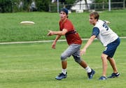 Die Jugendlichen schenkten sich an der Junioren Schweizermeisterschaft im Ultimate Frisbee nichts. (Bild: Werner Schelbert (25. August 2018))