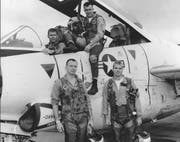 John S. McCain III (rechts unten) posiert mit seinen Kollegen aus der Navy beim Training im Jahr 1965. (EPA/LIBRARY OF CONGRESS HANDOUT)