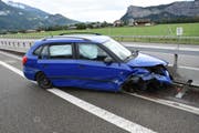 Die drei Insassen dieses Autos verletzten sich. (Bild: Kapo SG)