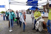 Die Besucher konnten sich unter anderem im Schwinghosenwerfen üben. (Bild: Werner Schelbert (Zug, 25. August 2018))