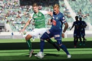 Abgebrüht: Marvin Schulz (rechts) im Zweikampf mit dem ehemaligen Teamkollegen Cedric Itten. (Bild: Gian Ehrenzeller/Keystone (St. Gallen, 26. August 2018))
