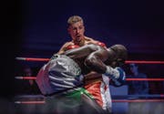 Der Horner Boxer Zino Meuli besiegt den Südafrikaner Tsiko Mulovhedzi. (Bild: Andrea Stalder)