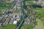 Auf der Wiese südlich des Waffenplatzes Wil in Oberdorf (am unteren linken Bildrand) ist der dreigeschossige Ersatzbau geplant. (Bild: PD)