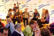 Mit ihrem frischen und unbescherten Auftritt erfreuten die Nidwaldner Meitli das Ristis-Publikum (von links): Julia Leu, Peter Odermatt, Lisa Hess, Fabienne Näpflin, Selina Odermatt, Cornelia Barmettler und Marie-Soleil Flüeler.