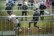 Tschutten unter erschwerten Bedingungen in Buch b. Frauenfeld. (Bilder: Andrea Stalder)