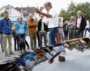 Urs Schwegler, Projektleiter von e’mobile, erklärt, wie die Elektrofahrzeuge funktionieren. (Bild: Werner Schelbert (Hünenberg, 25. August 2018))