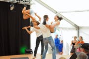 Waghalsige Figuren, getanzt von den «Flying Penguins». (Bild: Michael Hug)