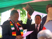 Emmerson Mnangagwa (links) ist in Simbabwe als Präsident vereidigt worden. (Bild: KEYSTONE/EPA/AARON UFUMELI)