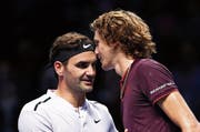 Oft zu sehen: Youngster Alexander Zverev (rechts) muss Routinier Roger Federer zum Sieg gratulieren. (Bild: Clive Brunskill/Getty (London, 14. November 2017))