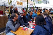 Gute Stimmung bei Bier und Wein am Baarer Dorf-Fäscht. (Bild: Werner Schelbert (25. August 2018))