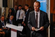Zwischen den Fronten im britischen Kabinett: Brexit-Minister Dominic Raab Raab. (Luke MacGregor/EPA, London, 23. August 2018)