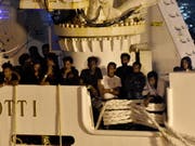 Die Migranten konnten das Schiff verlassen und wurden nach Messina gebracht. (Bild: KEYSTONE/EPA ANSA/ORIETTA SCARDINO)