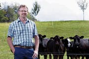 Daniel Schillig (hier auf seinem Hof in Neuheim) sagt, er politisiere mit Menschenverstand. (Bild: Werner Schelbert (24. August 2018))