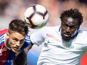 Harter Zweikampf ohne Sieger: Basels Ricky van Wolfswinkel (li.) im Duell mit Zürichs Pa Modou (Bild: KEYSTONE/ENNIO LEANZA)