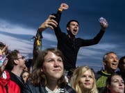 Fans am Zürich Openair am Freitag während des Konzerts des britischen Sängers Liam Gallagher. (Bild: KEYSTONE/ENNIO LEANZA)
