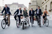 Die Nationalräte Thierry Burkart, FDP-AG, Thomas Ammann, CVP-SG, Rosmarie Quadranti, BDP-ZH, Jürg Grossen, GLP-BE, Matthias Aebischer, SP-BE und Lisa Mazzone, Grüne-GE, von links, vom überparteilichen Parlamentarierkomitee Bundesbeschluss Velo JA in Bern. (KEYSTONE/Peter Schneider (23. August 2018))