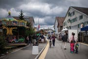 Nachdem es das Wetter in den vergangenen zwei Jahren stets gut mit dem Jahrmarkt gemeint hatte, hatten die Besucher dieses Mal weniger Glück. Der Stimmung in Abtwil tat dies aber keinen Abbruch. (Bild: Benjamin Manser)