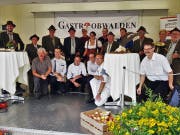 Das OK und das Eventteam, welche für den Anlass am Sarner Wochenmarkt verantwortlich zeichneten, sowie die Jagdhornbläser Obwalden, die den Anlass musikalisch untermalten. (Bild: PD)