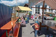 Beim Dosenwerfen hatten auch die Kleinen an der Jubiläums-Chilbi viel Spass. (Bilder: Izedin Arnautovic (Kägiswil, 26. August 2018))