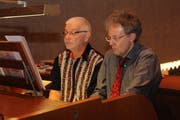 Alwin Waldhoff (links), Hauptorganist, und der Orgelbauer Andreas Zwingli spielen konzentriert vierhändig. (Bild: Cecilia Hess-Lombriser)