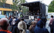 Trotz Regen spielten die Bands am Baarer Dorf-Fäscht am Samstag nicht vor leeren Plätzen. (Bild: Werner Schelbert (25. August 2018))