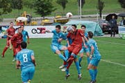 Abwehrspieler Patrick Peters (mit Kopfschutz) erzielte das wichtige 2:0 für den FC Bazenheid. (Bild: Beat Lanzendorfer)