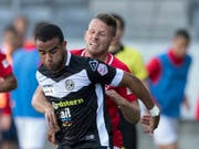 Kampf mit Haken und Ösen ohne einen Sieger: Luganos Carlinhos (li.) im Duell mit Thuns Stefan Glarner (Bild: KEYSTONE/PETER SCHNEIDER)