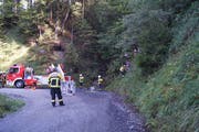Zur Bergung des abgerutschten Läufers aus dem unwegsamen Gelände stand auch die Feuerwehr Unterägeri im Einsatz. (Bild: Zuger Polizei)