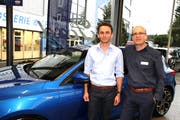 Philipp Voney von der gleichnamigen Garage (links) und Marc Brunner, Marketingchef von Ford Schweiz. (Bild: Philipp Stutz)