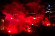 Da vergisst man das schlechte Wetter: Stimmung am Konzert der Toten Hosen auf der Luzerner Allmend. (Bild: Philipp Schmidli (Luzern, 25. August 2018))