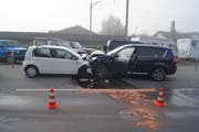 Die Autos kollidierten frontal. (Bild: Zuger Polizei)