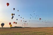 Unzählige Heissluftballone steigen über dem WM-Gelände in Niederösterreich in den Himmel. (Bild: Walter T. Vogel)