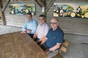Trafen sich für ein Gespräch im Blockhaus (von links): Diego Bazzocco, Geschäftsführer, Roman Wüst, Direktor, und Josef Bucher, Geschichtsexperte und früherer Direktor. (Bild: Primus Camenzind (Wilen, 24. August 2018))