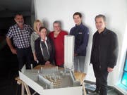 Georg Werder, Karin Röck, Brigitte Horn, Präsidentin Marlis Kaufmann und Sven Keller vom Kirchenverwaltungsrat (von links) sowie Architekt Florian Schällibaum vor dem Modell der Tageskapelle. (Bild: Thomas Rüegg)
