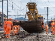 SBB-Mitarbeiter beim Schienenausbau im Bahnhof Konolfingen BE. (Bild: KEYSTONE/MARCEL BIERI)
