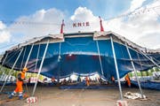Das Zirkuszelt hat ausgedient, das neue Chapiteau soll dieselbe Farbe und Grösse haben. (Bild: Andrea Stalder, Kreuzlingen, 18. April 2017)