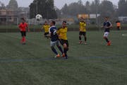 Der Ball fliegt wieder in die richtige Richtung – die Kirchberger (in gelb) feiern gegen Niederstetten den ersten Saisonsieg. (Bild: Beat Lanzendorfer)