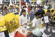 Gedränge am Eröffnungstag an den Kassen der ersten Ikea-Filiale in Hyderabad. (Bild: Udit Kulshrestha/Bloomberg; Hyderabad, 9. August 2018)
