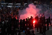 Die Gruppierungen haben sich gemäss Polizei mit Feuerwerkskörpern beworfen. (Bild: EPA/FILIP SINGER)