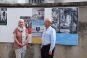 Carola Nadler und Daniel Schönenberger mit der Stiftungsurkunde, die das Werbeplakat ziert. (Bild: Tobias Bruggmann)