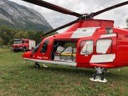 Mit 1200 Litern Wasser löschte die Rega mit der Feuerwehr Sennwald das Feuer auf der Alp Rohr. (Bild: PD)